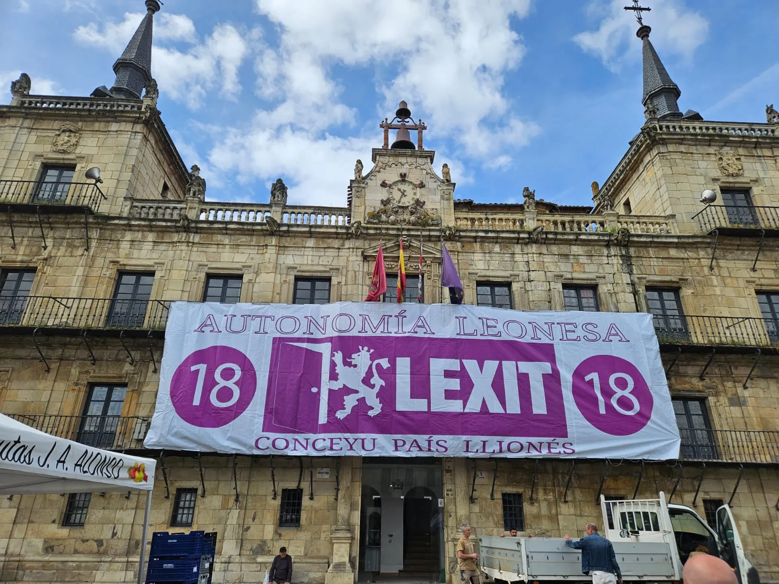 La Plaza Mayor de León luce una pancarta gigante por la autonomía leonesa