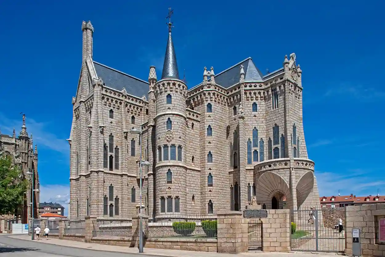La Casa Botines de León y el Palacio Episcopal de Astorga, objeto de análisis de un estudio publicado por la ULE