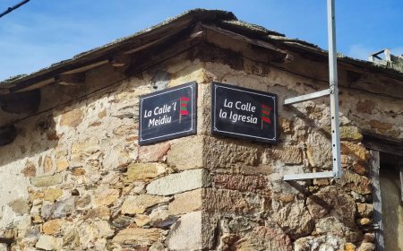 Las calles de La Cuesta recuperan sus nombres en leonés 