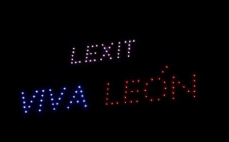 El Ayuntamiento de León pide el LEXIT en un espectáculo de drones