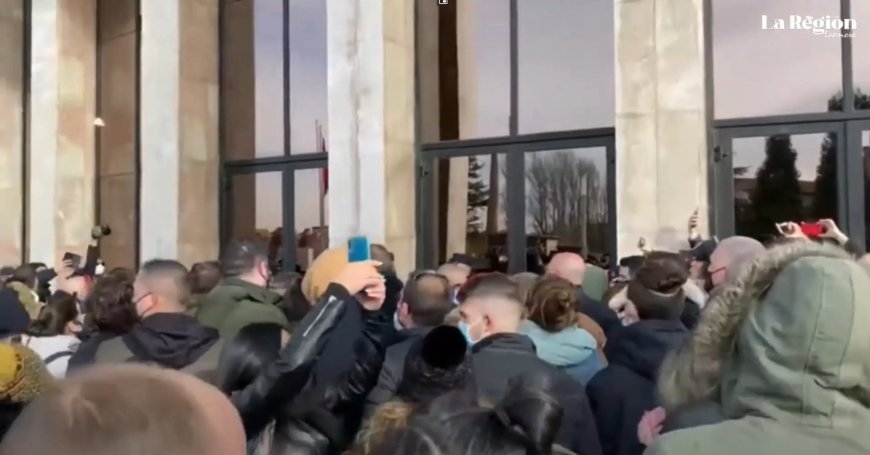 Protesta ciudadana en frente del edificio de la Junta de Castilla y León
