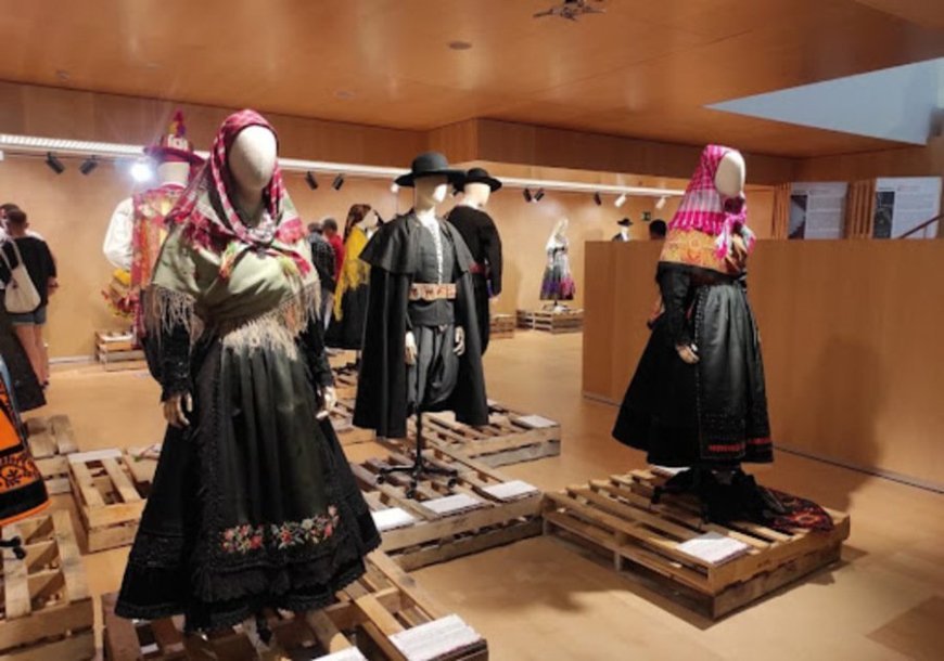 Muestra de indumentaria tradicional de la Montaña Occidental Leonesa