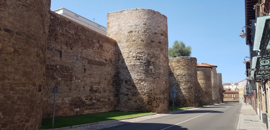 La Muralla de León, el monumento de la controversia