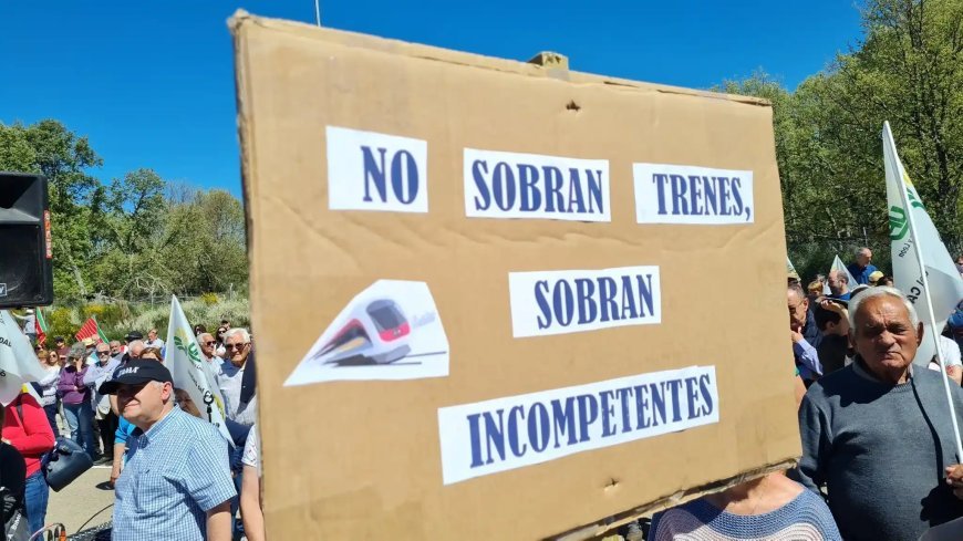 "Si el AVE no para, lo paramos nosotros": Clamor en Otero de Sanabria contra los recortes del tren