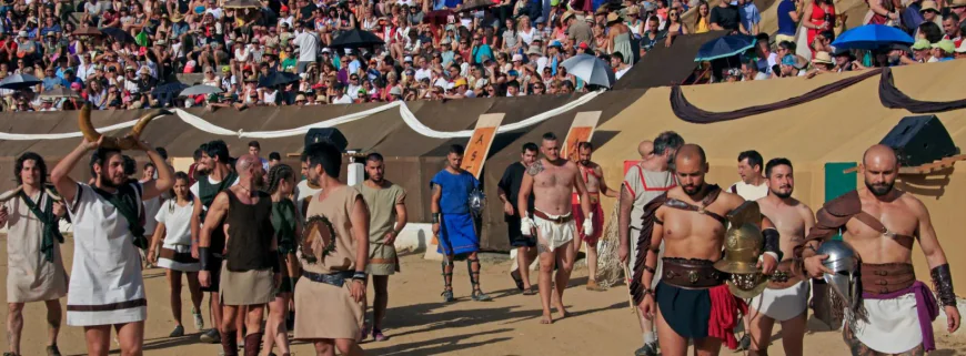 En Astorga, anualmente se celebran los juegos de Astures y Romanos, un popular evento en el que las gentes de la comarca recuerdan aquellos días de batallas y convivencia con actividades propias de la época.