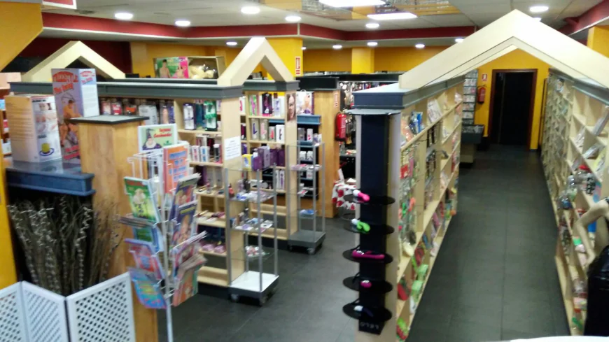 Muere un anciano en una cabina de un sex shop en León