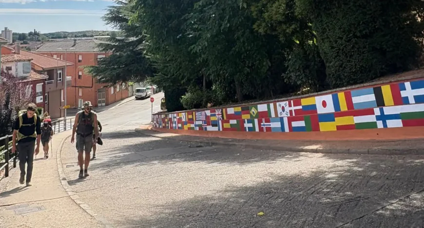 Astorga da la bienvenida a los peregrinos con un mural