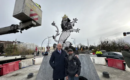 Un león rampante corona la nueva rotonda del Puente de los Leones