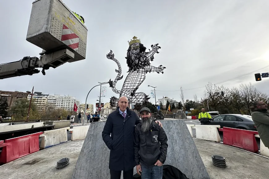 Un león rampante corona la nueva rotonda del Puente de los Leones