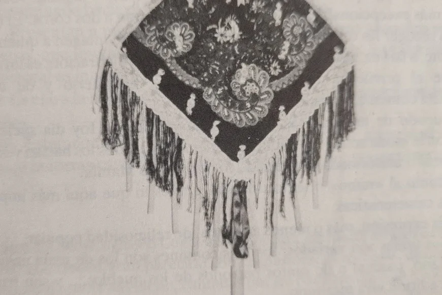 Ramo de madera decorado con pañuelo merino y cintas