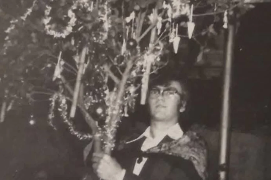 Mozo con el Ramo de Navidad