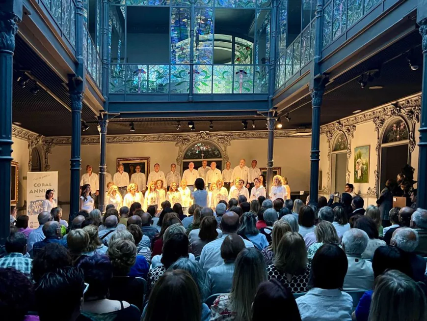 La "Coral Annuba" canta a la Navidad en la Casa Lis