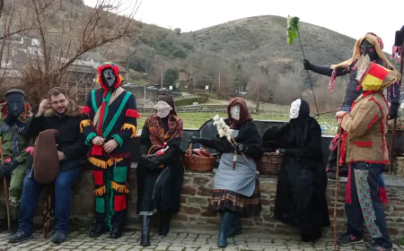 Las mascaradas vuelven a unir los barrios de Rihonor y Río de Onor