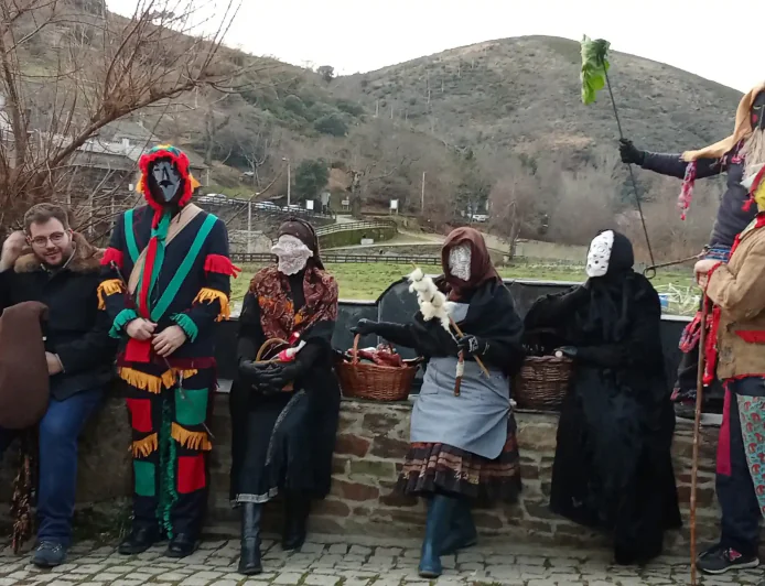 Las mascaradas vuelven a unir los barrios de Rihonor y Río de Onor