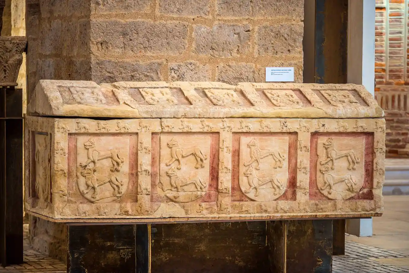 Sepulcro decorado con escudos y leones del siglo XIV, procedente de la iglesia del Santo Sepulcro
